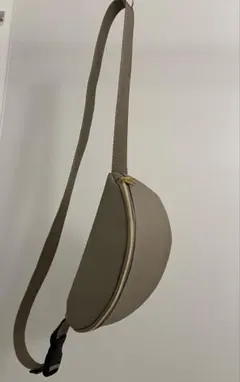 ベージュ ショルダーバッグ ゴールドジッパー