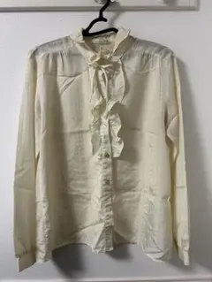 クリーム色　フリル付き　長袖シャツ　ブラウス　リボン　フレンチガーリー