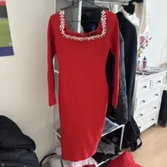 赤い長袖タイトワンピース