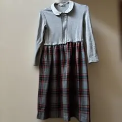 長袖の前開きファスナーのワンピースです 上品な雰囲気で、両サイドにポケット付き