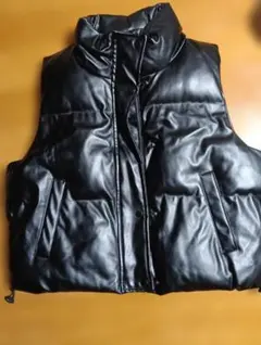 黒 合成皮革 ダウンベスト