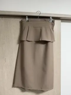 ベージュ ペプラム付　タイトスカート　膝下