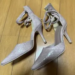 薄いピンク ストラップ付きハイヒール