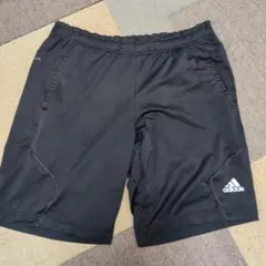 adidas 黒 ショートパンツ