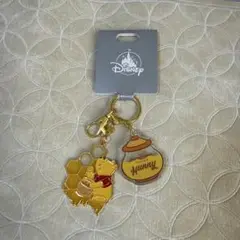 ディズニーストア くまのプーさん アクリルキーホルダー　新品