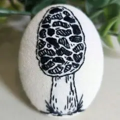 #174　アミガサタケ　きのこ　刺繍ブローチ　ハンドメイド　くるみボタンのサムネイル