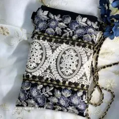 スマホポシェット　ポーチ　サコッシュ　刺繍リボン　夏色ブルーフラワー　ブラック系