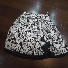 花柄フレアスカート ひざ丈 ダークブラウンと白