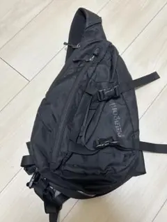 Patagonia ブラック ボディバッグ