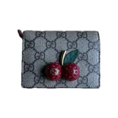 GUCCIロゴ 2つ折り財布 チェリー装飾