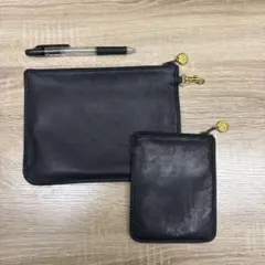 CHANELのロゴ金具付き黒レザーポーチ