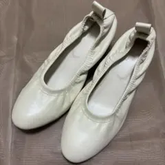 【値下げ】ホワイト バレエシューズ　ナノ・ユニバースのサムネイル