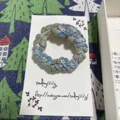 today002g リース型ブローチ 青と緑の花