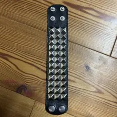 スタッズ付きブラックレザーバングル