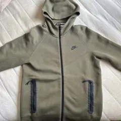 NIKE　テックフリース　オリーブ
