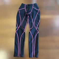 黒とピンクのランニングタイツ