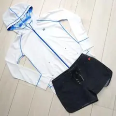 BILLABONGフード付きラッシュガードとショートパンツ