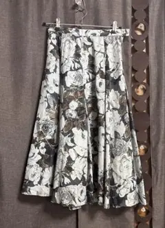 シックなのに華やか バラのプリント柄スカート