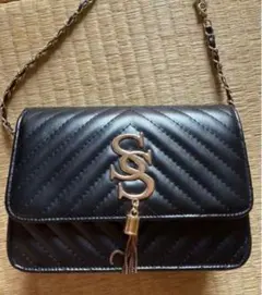 ブラックキルティングショルダーバッグ タッセルチャーム 黒 レディース