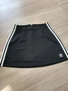 adidas ストライプ Aラインスカート s 黒
