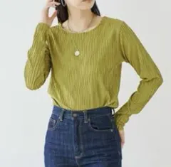 しまむら オリーブグリーン 長袖トップス ウェーブ加工 美品のサムネイル