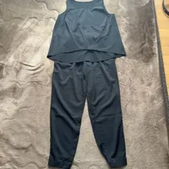 タンクトップとパンツのセットアップ