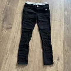 黒のスリムフィット長ズボン