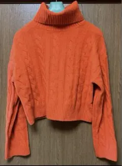 蛍光オレンジ パフィータッチクロップドタートルネックセーター　ケーブルニット