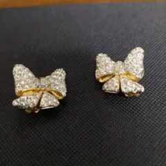 スワロフスキー　リボンモチーフ　ラインストーン　イヤリング ゴールド