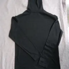 黒のハイネックのトップス