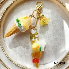 No.490　じゃれ猫のレジンチャームorキーホルダー　ハンドメイド