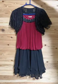 赤と黒のパーティードレス レース付き