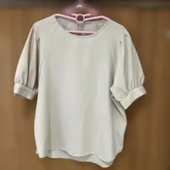 ベージュ バルーン袖 ラウンドネックシャツ