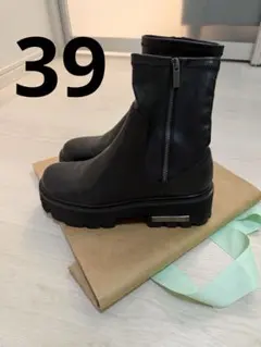 CHARLES & KEITH サイドジッパー付き黒厚底ブーツ