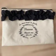 フリル付きホワイトブラックポーチ