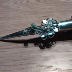 エレガントなシルバーカラーの花モチーフヘアピン