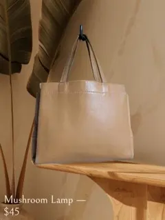ヨシエ イナバ レザー セミショルダートートバッグ ベージュ シンプルのサムネイル