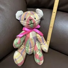 チェック柄のクマのぬいぐるみ