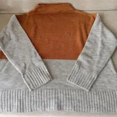 オレンジとグレーの長袖ニットセーター