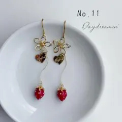 新作✳︎ゴールドワイヤーフラワー×ミニいちごチャームピアス　赤　レッド