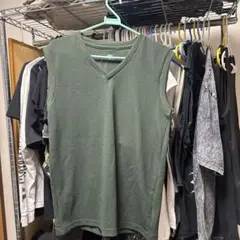 オリーブグリーン Vネック タンクトップ