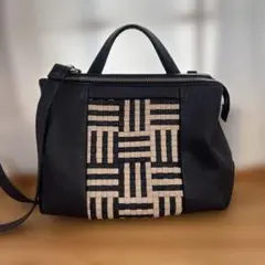 ＩＢＩＺＡ黒とベージュのショルダーバッグ