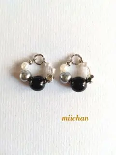 ♡２５８★値下げ★ハンドメイドピアスシルバー系黒のチェコビーズのフープピアス