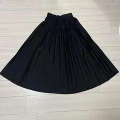 黒のロングプリーツスカート