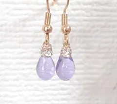 ラベンダーパープルのチェコドロップ一粒ピアス
