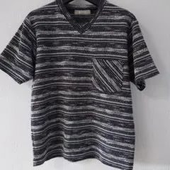 nano VネックTシャツ 黒と白のストライプ