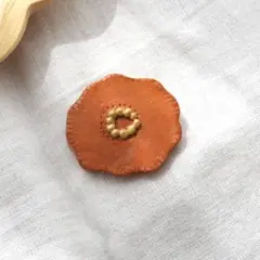 no.4 オレンジのお花ブローチ　陶土ブローチ　陶器ブローチ　お花　北欧