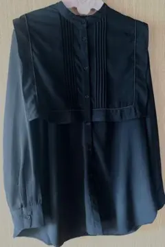 黒いプリーツ長袖シャツ
