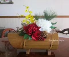 竹花器に紅白ピオニーのフラワーアレンジメント