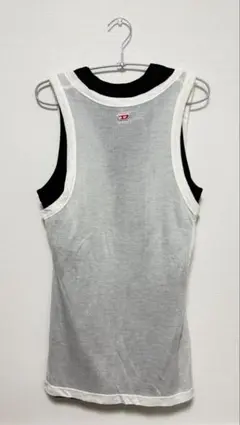 グレーと黒のノースリーブタンクトップ